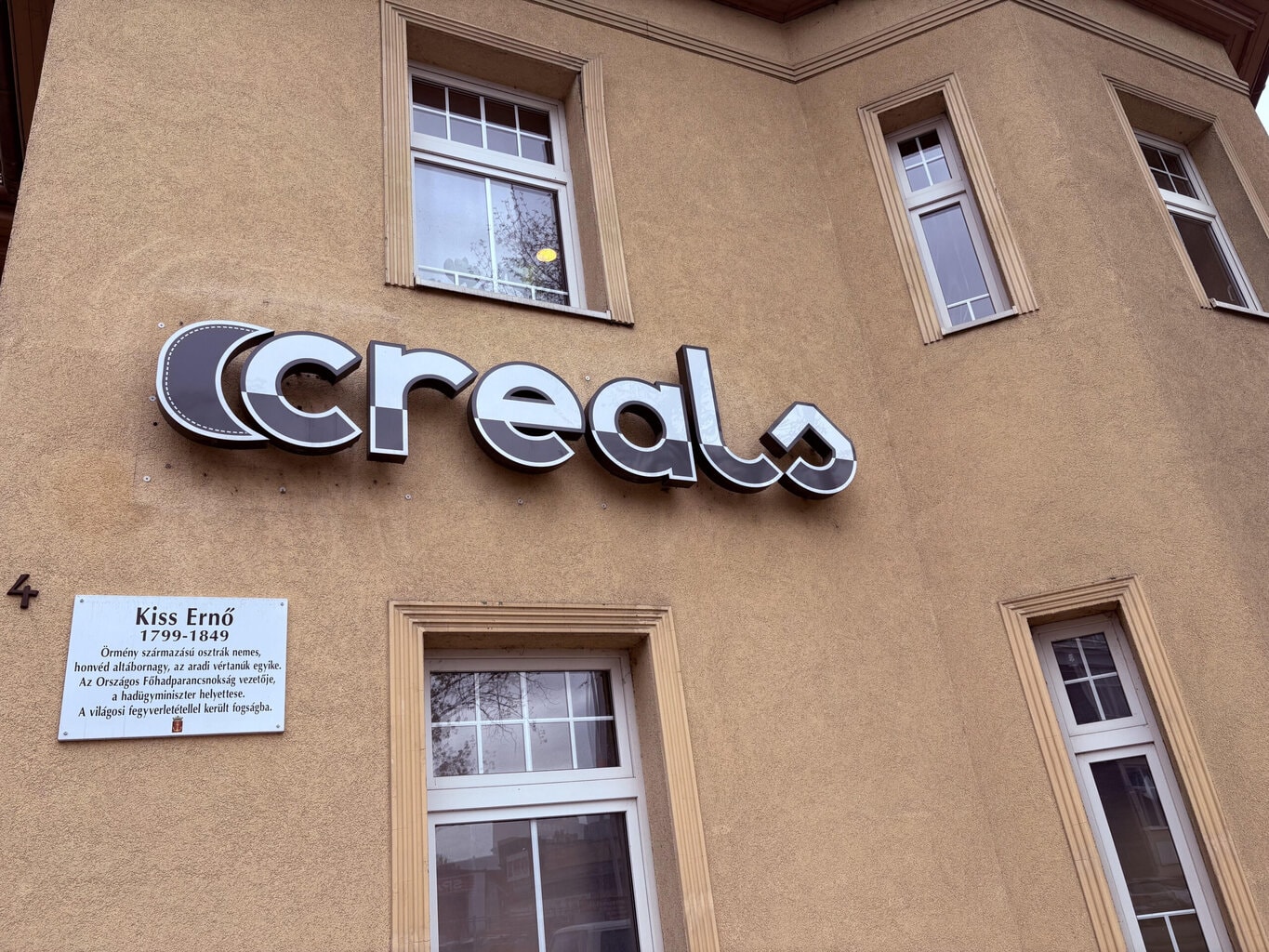 Iroda és bemutatóterem: